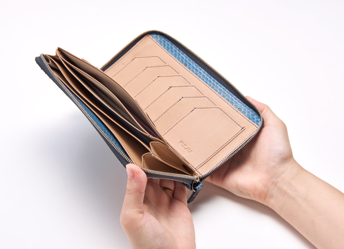 Indigo-dyed python "PYTHON BLUE" long wallet front cut